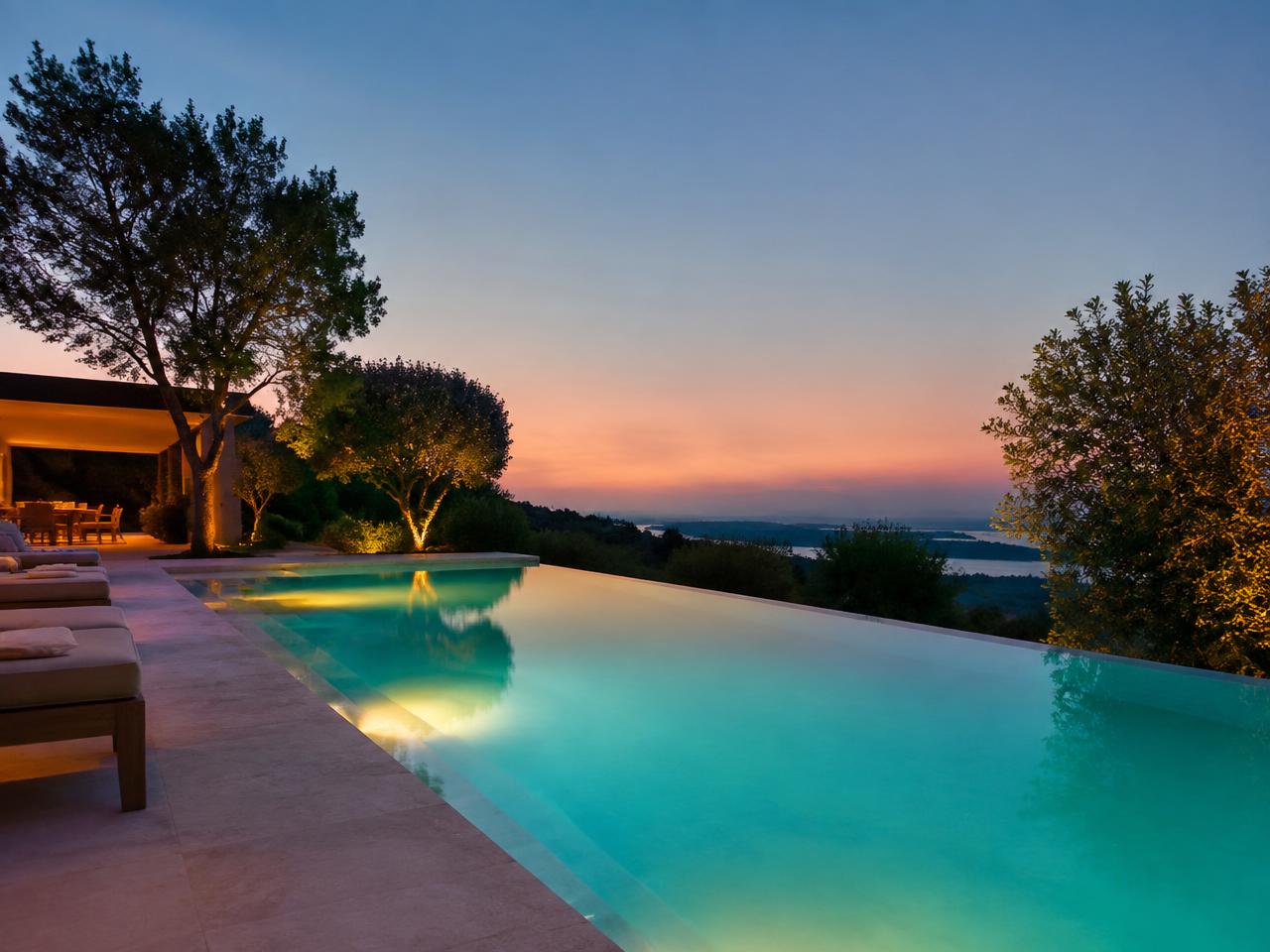 Piscine à débordement illuminée au crépuscule