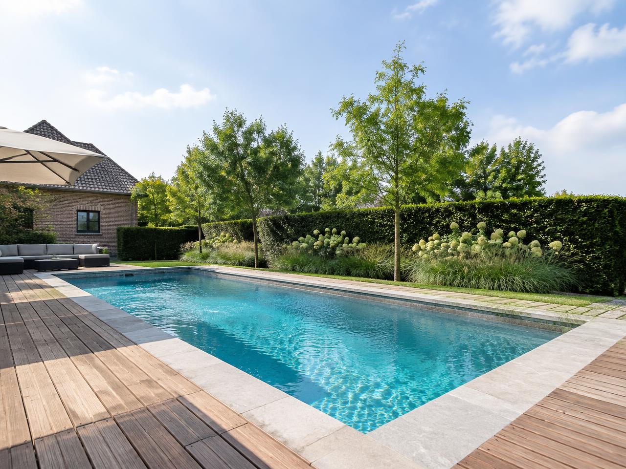 Piscine rectangulaire bordée de pierre naturelle et de bois